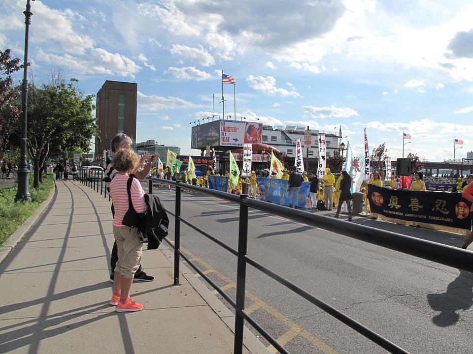 Dva turista iz Francuske slažu se da je važno da više ljudi zna o progonu.