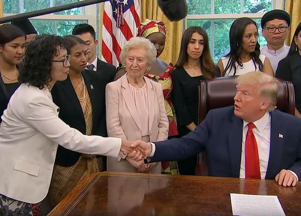 Američki predsjednik Donald Trump u razgovoru s Falun Gong praktikanticom, Zhang Yuhua, u Ovalnom uredu 17. jula 2019. godine.