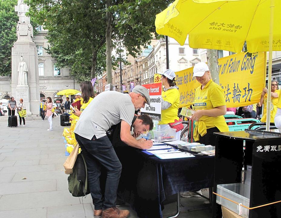 Privučeni mnogobrojnim aktivnostima, ljudi su postavljali pitanja o Falun Gongu i potpisivali peticiju kako bi tako pomogli da se zaustavi progon.