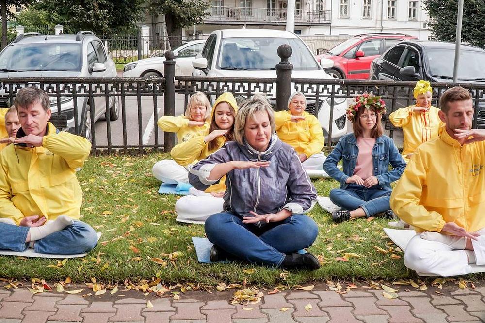Olga iz Murmanska uči sjedeću meditaciju 
