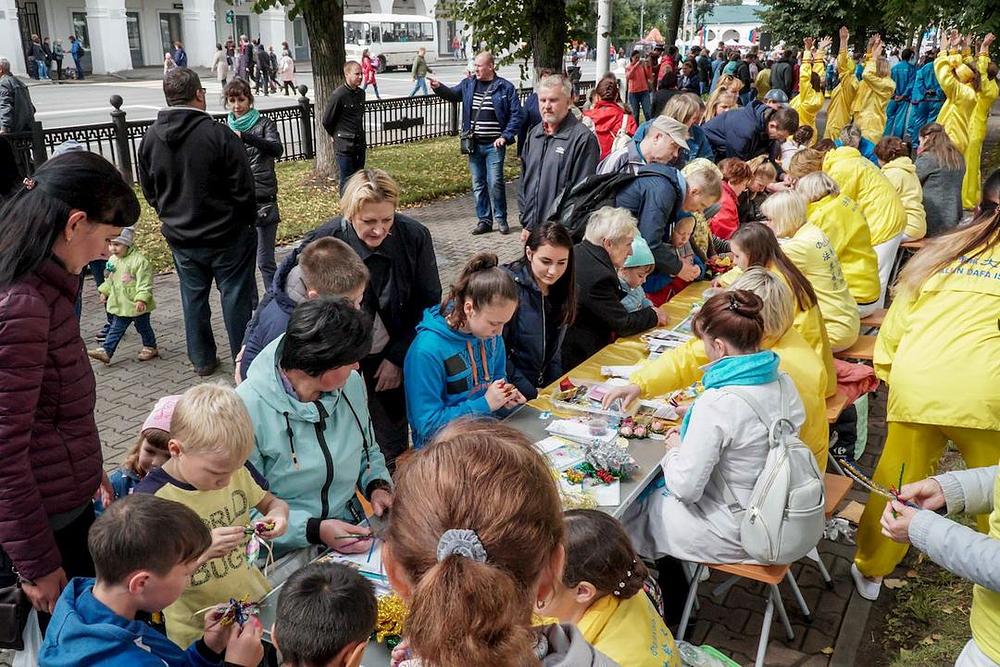 Izrada lotosovih cvjetova od papira, informiranje o Dafa i o brutalnom progonu koji vrši KPK 