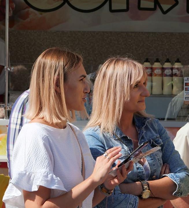 Dvije su žene zajedno gledale paradu, a Małgorzata (desno) smatra da je poruka na transparentima vrlo značajna.