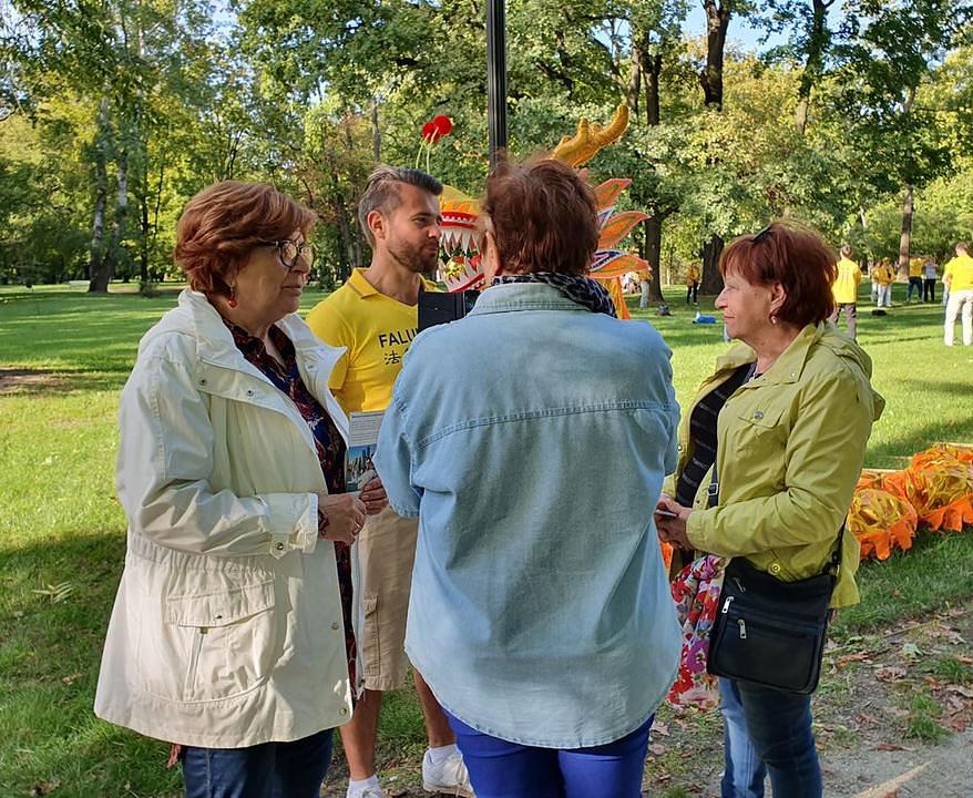 Praktikanti su u obližnjem parku, nakon parade, grupno izvodili vježbe i prolaznicima predstavili meditaciju.