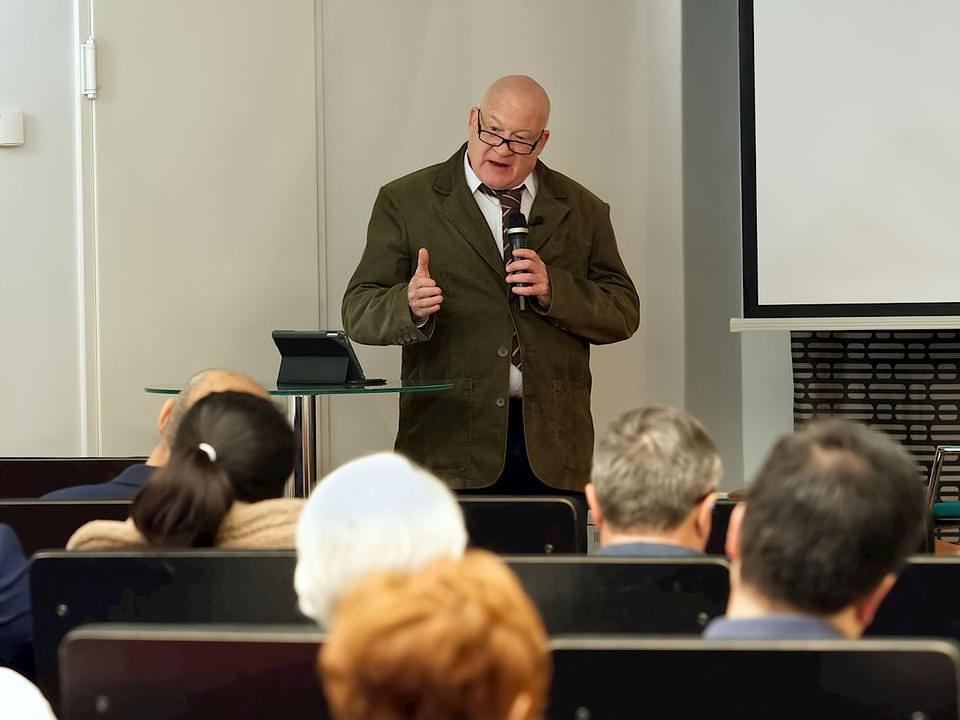 Ethan Gutmann na seminaru u Helsinkiju govori o žetvi organa u Kini