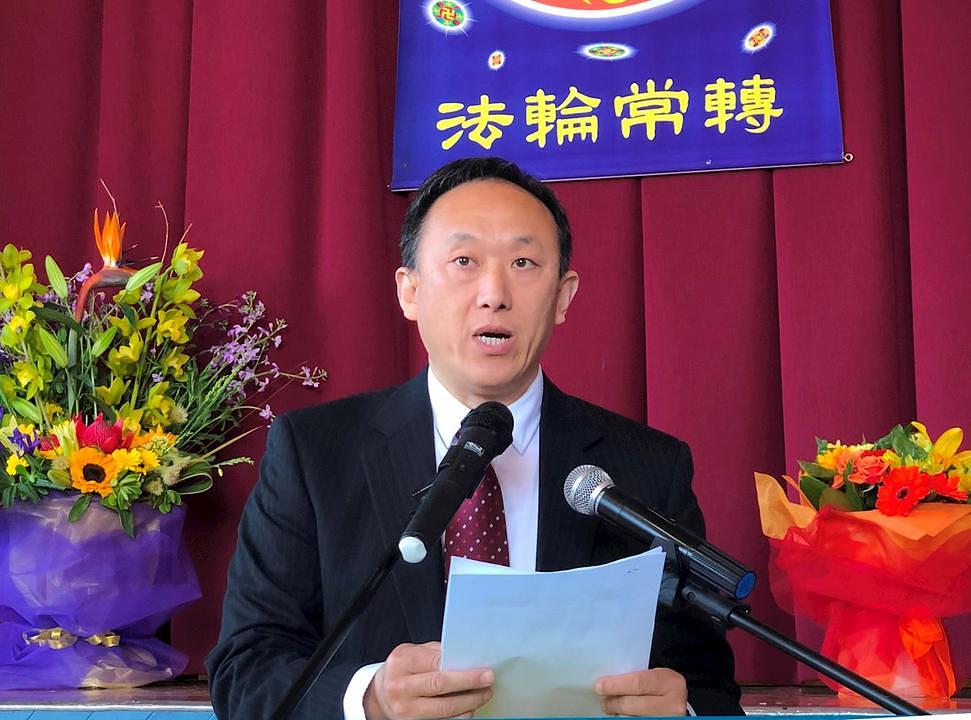 Praktikanti razmjenjuju svoje priče o dobrobiti i radosti koje su dobili od Falun Dafa