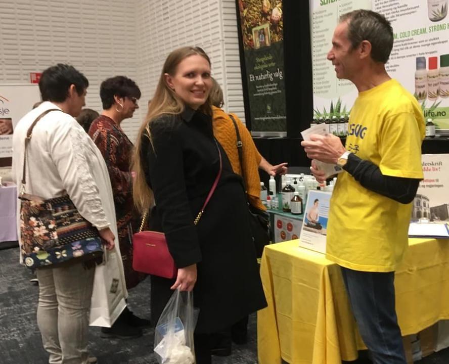 Praktikant govori ljudima o Falun Gongu i progonu.