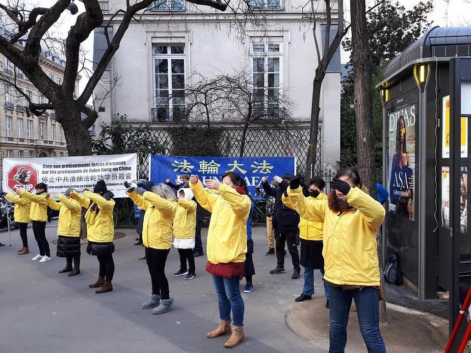 Praktikanti prezentiraju Falun Gong vježbe ispred zgrade Senata