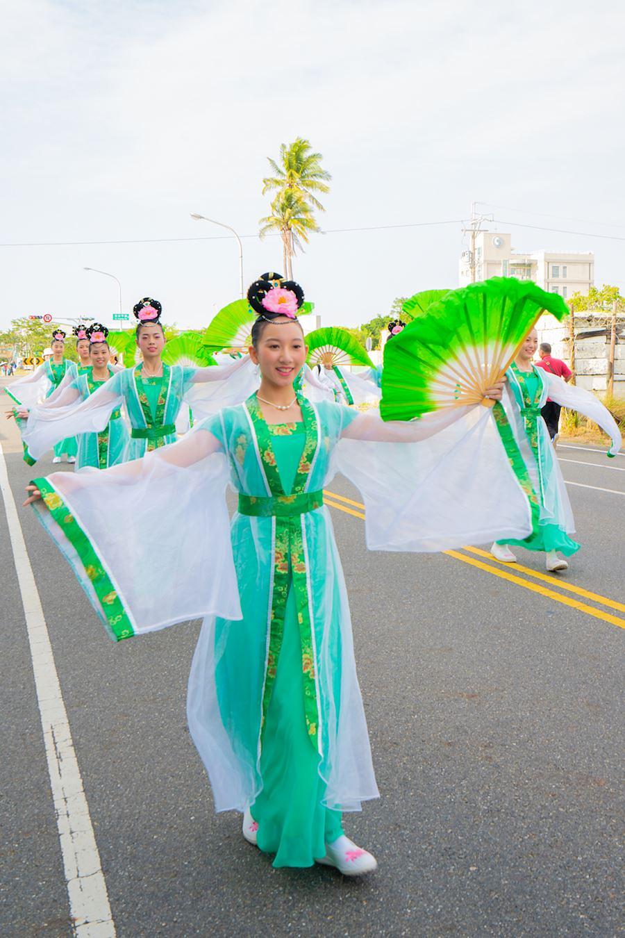 Praktikantice Falun Gonga u tradicionalnoj odjeći predstavljaju nebeske djevojke