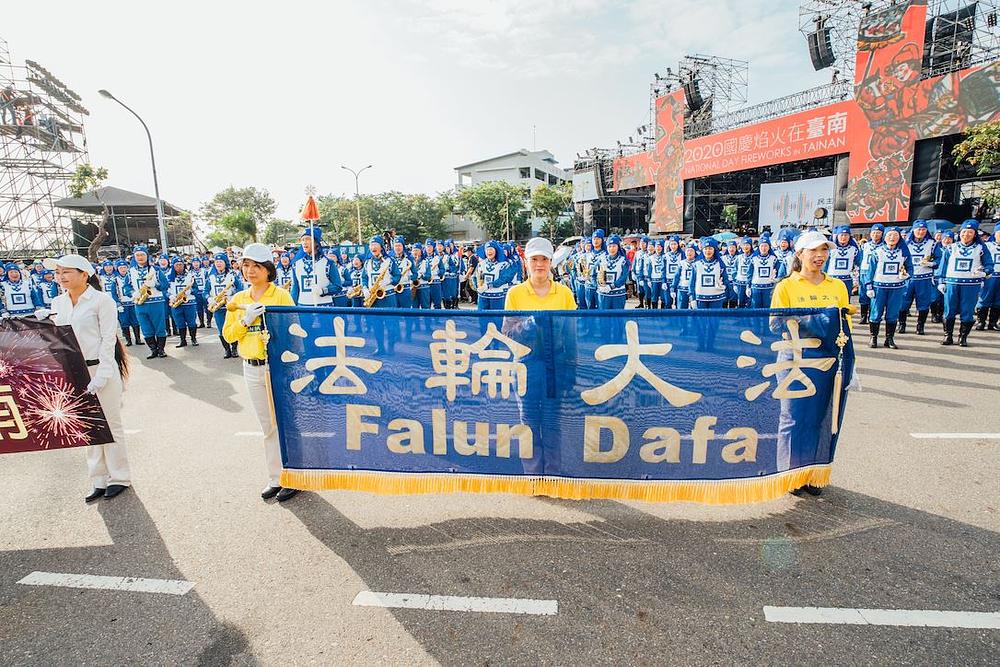 Tian Guo Marching Band nastupa ispred sekundarne pozornice