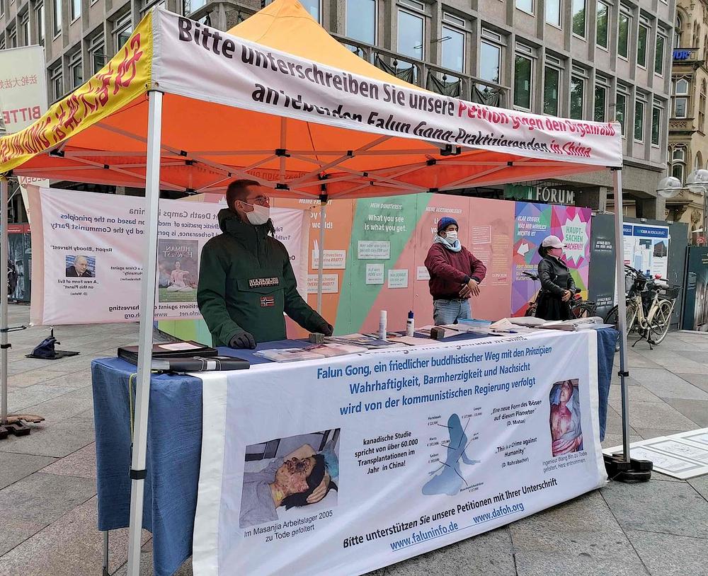 Praktikanti na informativnom štandu ispred svjetski poznate Katedrale u Kelnu.