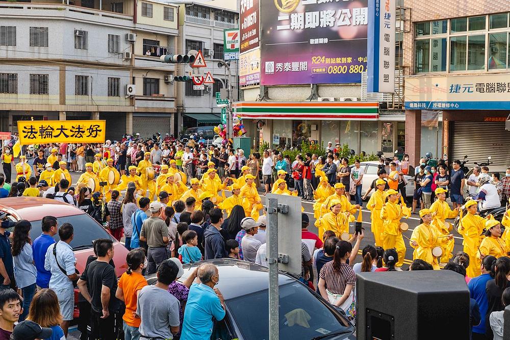  Dvije grupe praktikanata izvode tradicionalni kineski ples sa dobošima
