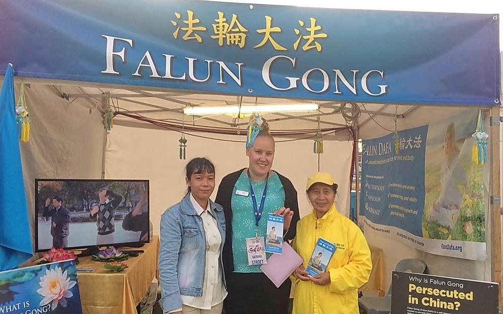 Vijećnica grada Playforda, Katrina Stroet (u sredini), fotografisala se sa praktikantima. 