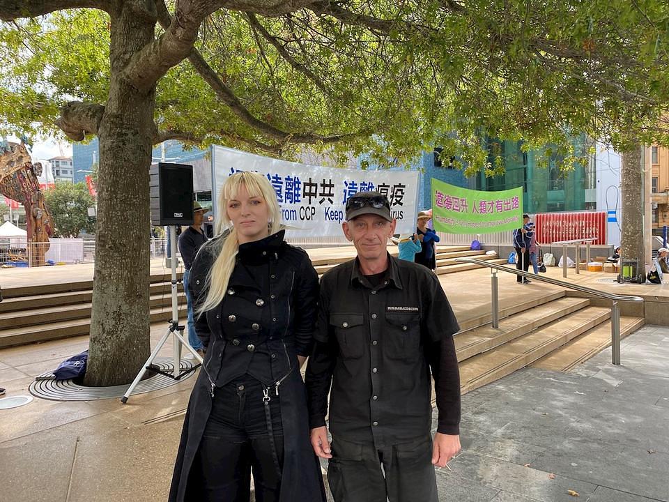 Greg Maier (desno) izražava podršku Falun Dafa. 