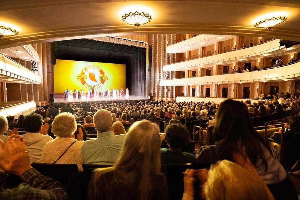 Njujorška kompanija Shen Yun u dvorani The Smith centar za scenske umjetnosti u Las Vegasu, Nevada, 1. marta 2020. godine. Kompanija je predstavila šest predstava u gradu od 26. februara do 1. marta 2020. godine.