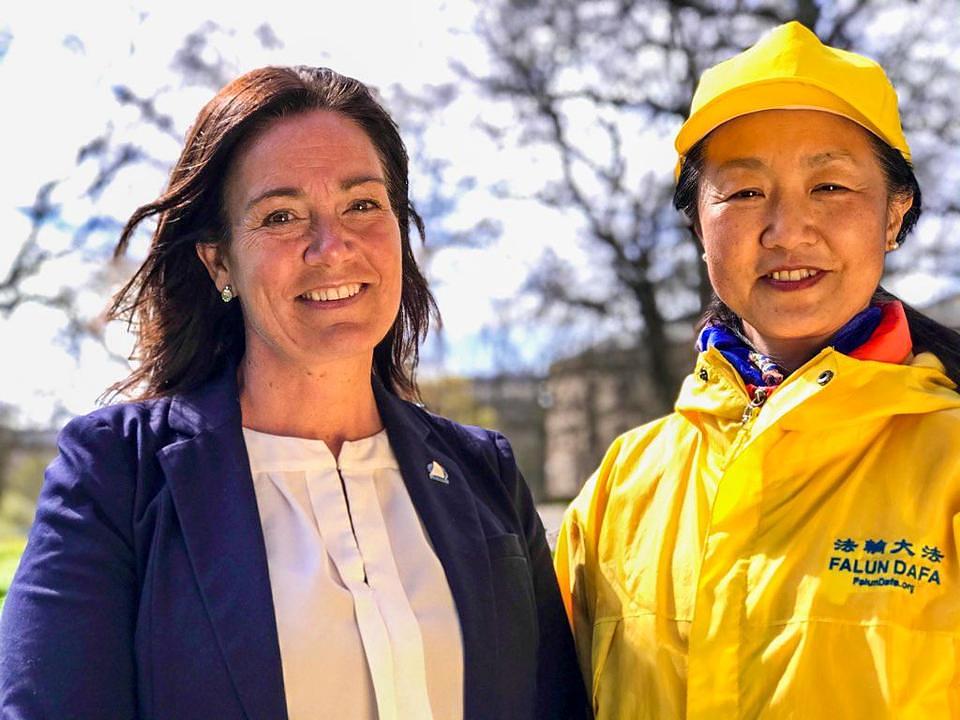Ann-Sofie Alm i Falun Gong praktikantica