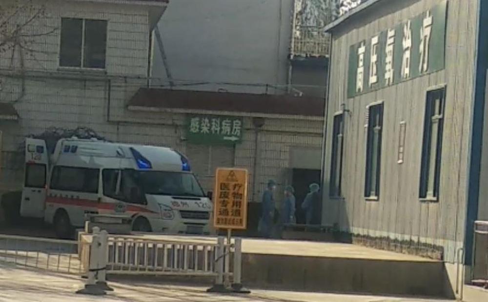 Medicinsko osoblje stoji ispred Narodne bolnice grada Dezhou i čeka da primi pacijente