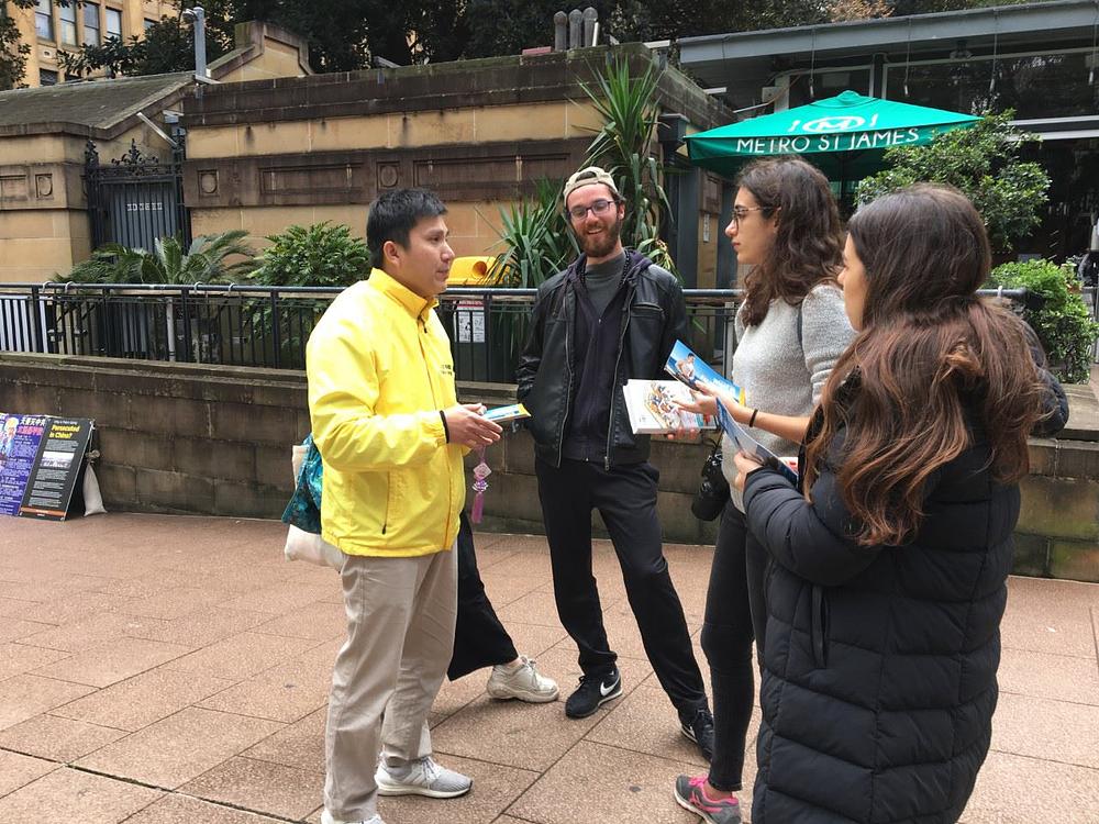 Matila (druga s desne strane) i njeni prijatelji su došli iz Italije. Poželjela je dobru sreću praktikantima u Kini.