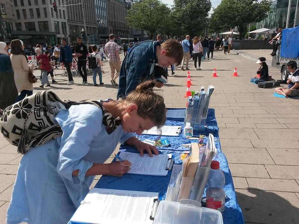 Sarah iz Bergisch Gladbacha potpisuje peticiju.