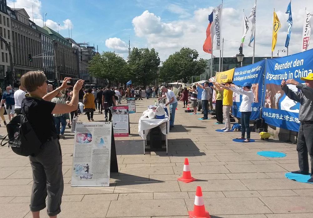Dama fotografira aktivnosti.