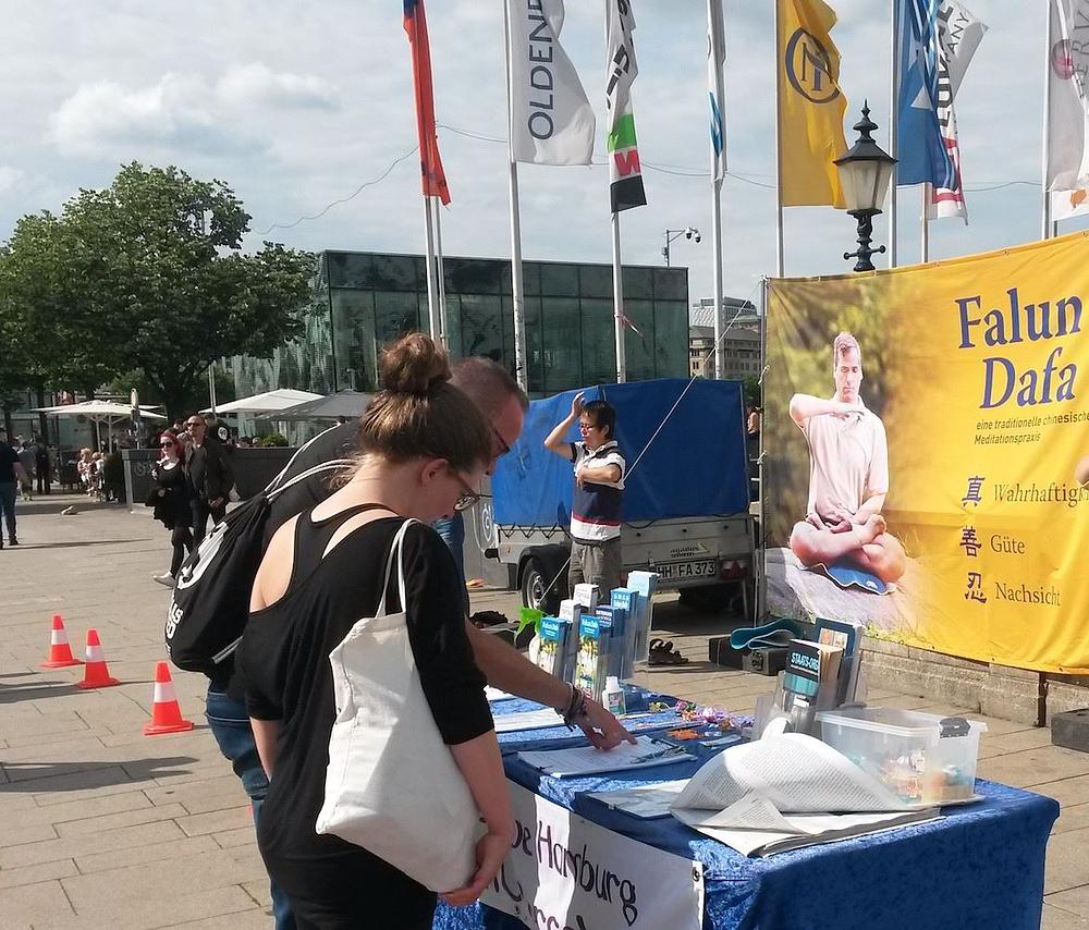 Par je peticiju potpisao nakon što su pročitali postere.