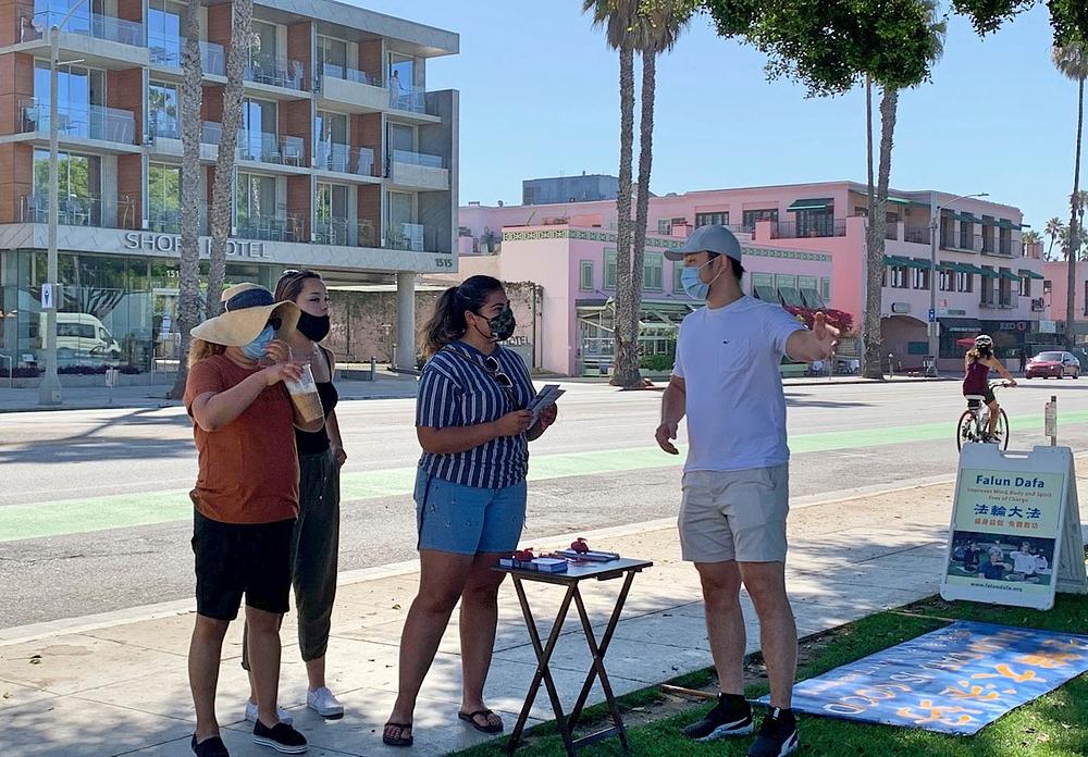 Prolaznici saznaju više o koristi od prakticiranja kao i zašto je progon pogrešan.