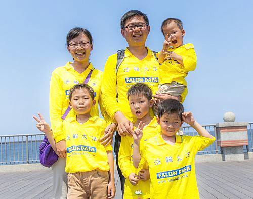 Srećan par i njihovih četvero djece