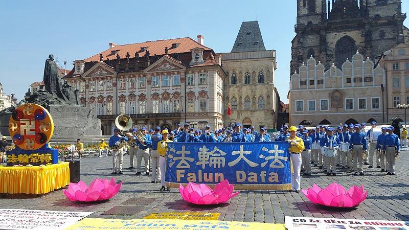 Tian Guo Marching Band na Starom gradskom trgu 9. avgusta 2020. 
