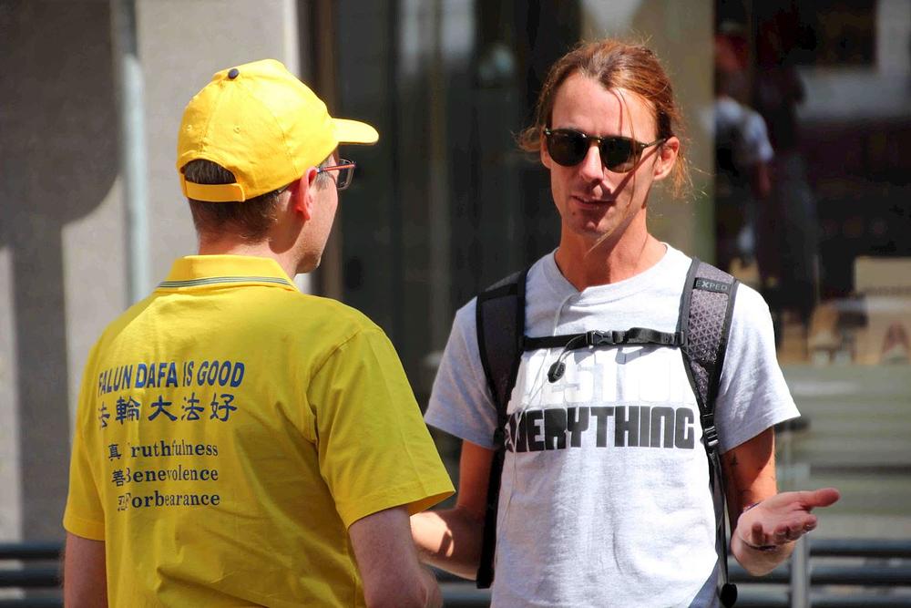 Prolaznik se zaustavio kako bi razgovarao s praktikantima i saznao više o progonu 