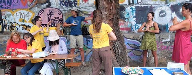 Prolaznici uče Falun Gong vježbe.