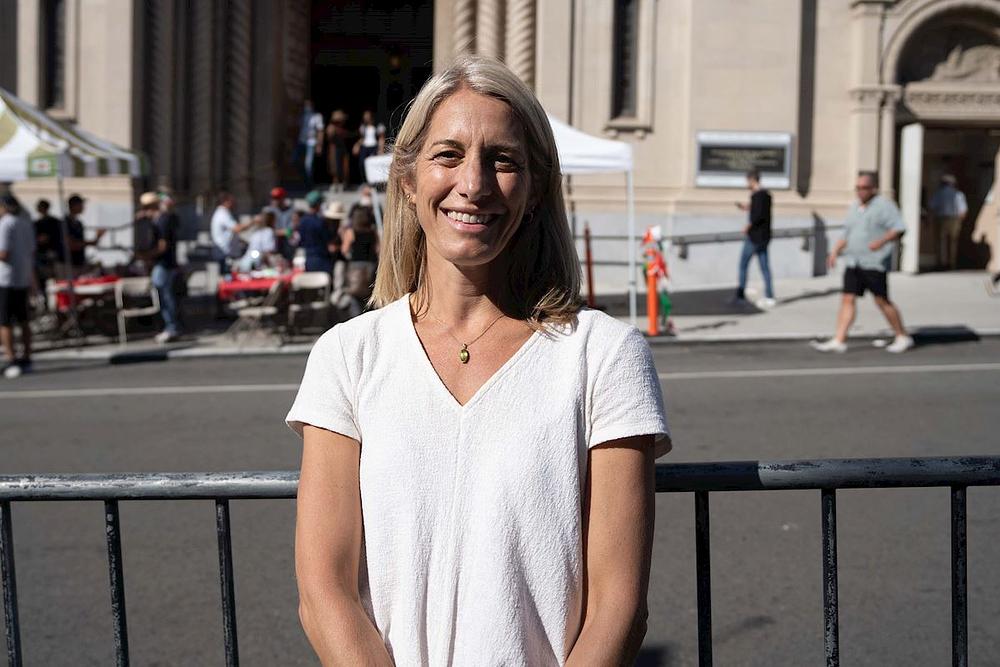 Voditeljka Traci Meekman zahvaljuje praktikantima Falun Dafe na učešću u događaju.