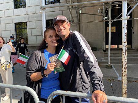 Carol je sa suprugom gledala paradu i komentirala je da je izvedba orkestra Tian Guo bila izvanredna.
 