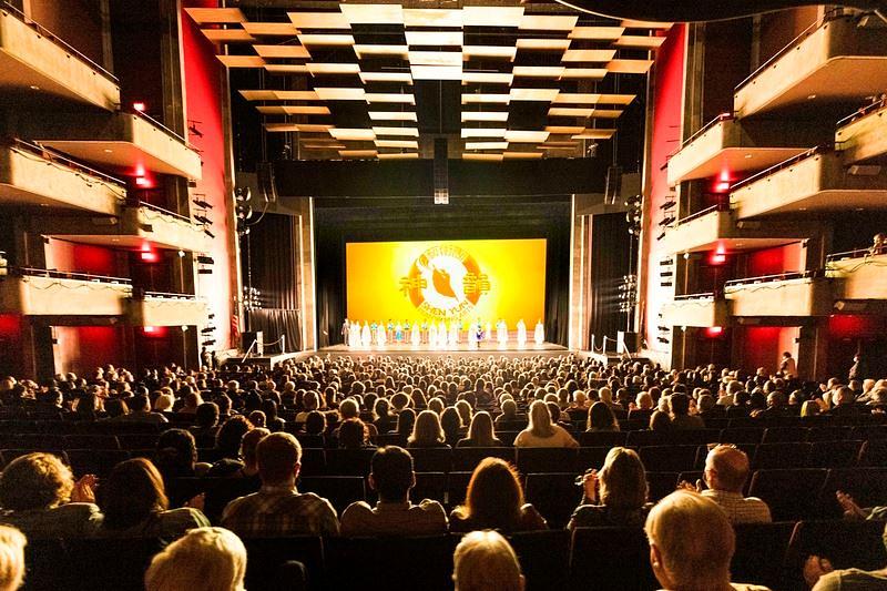  Trupa Shen Yun New Era Company izvela je dve predstave u Memorijalnoj dvorani Cloves, Butler Arts Center u Indianapolisu, Indiana, 2. oktobra 2021. godine.