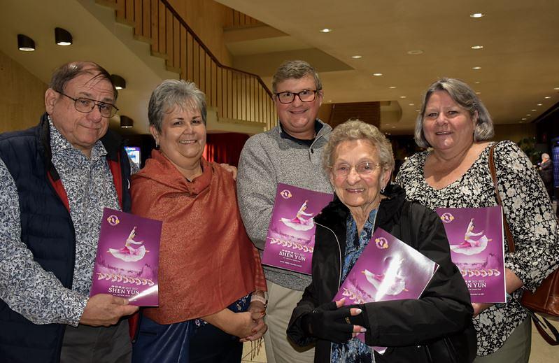 Bračni par Higins (lijevo), sa majkom i bračni par Krimins (desno) su prisustvovali Shen Yun predstavi  u Virginiji 6. novembra.