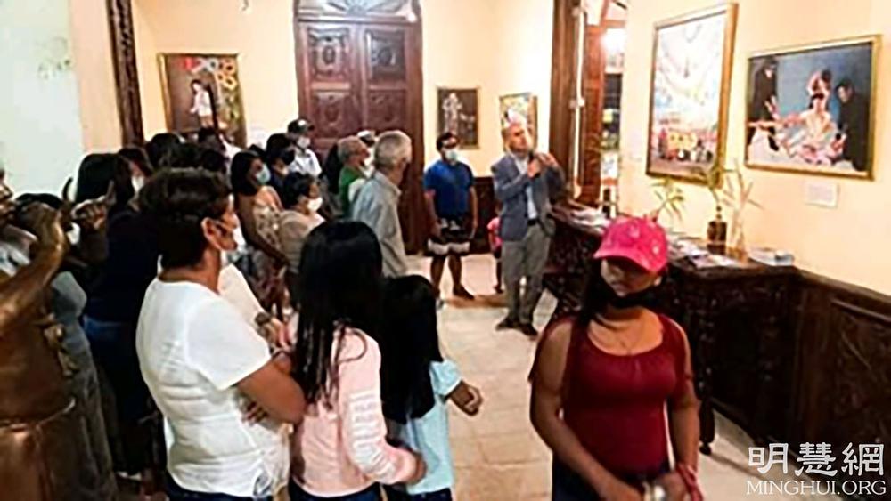 Praktikant objašnjava priče koje prikazuju slike.