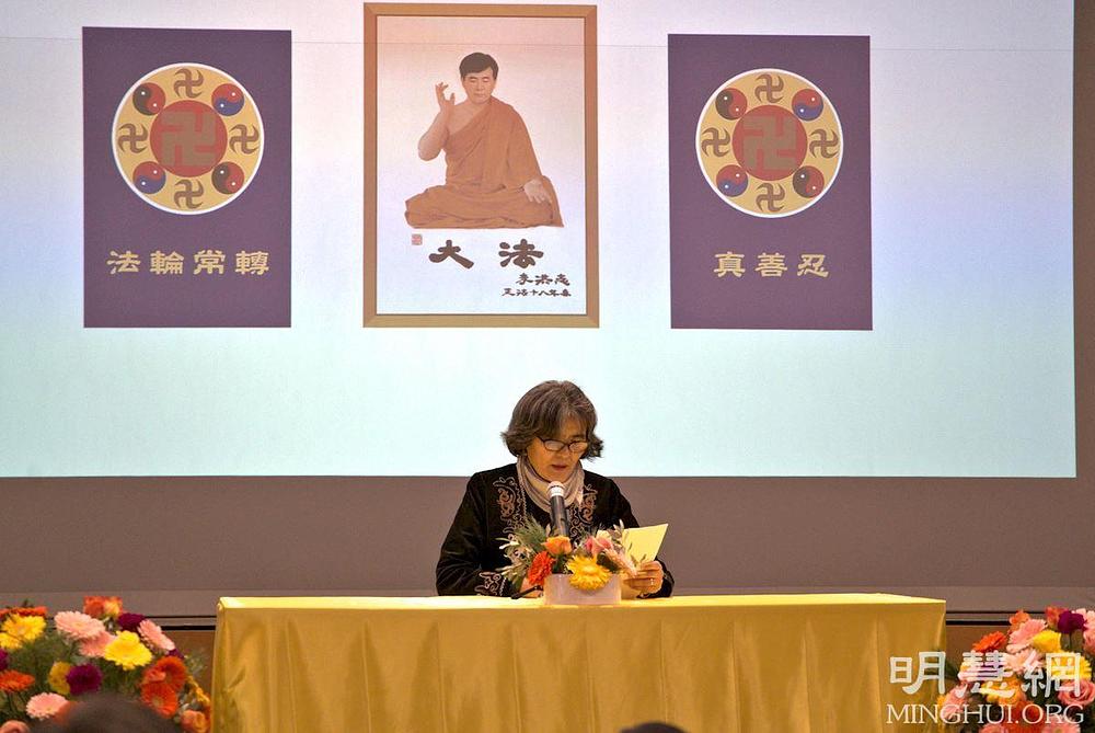 Praktikantica govori na konferenciji.