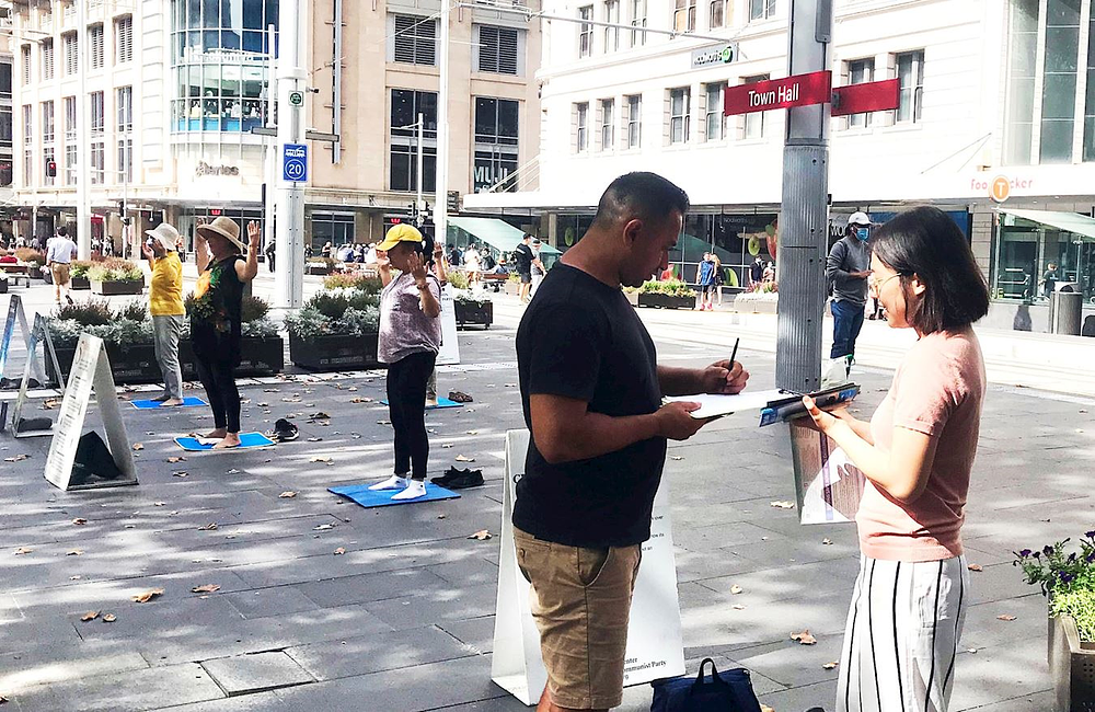 Prolaznici potpisuju peticiju za osudu progona
 