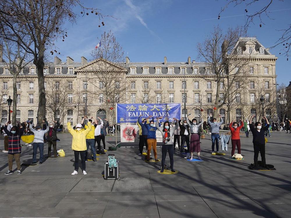 Praktikanti demonstriraju Falun Dafa vježbe na Place de la République 21. februara 2021. godine.