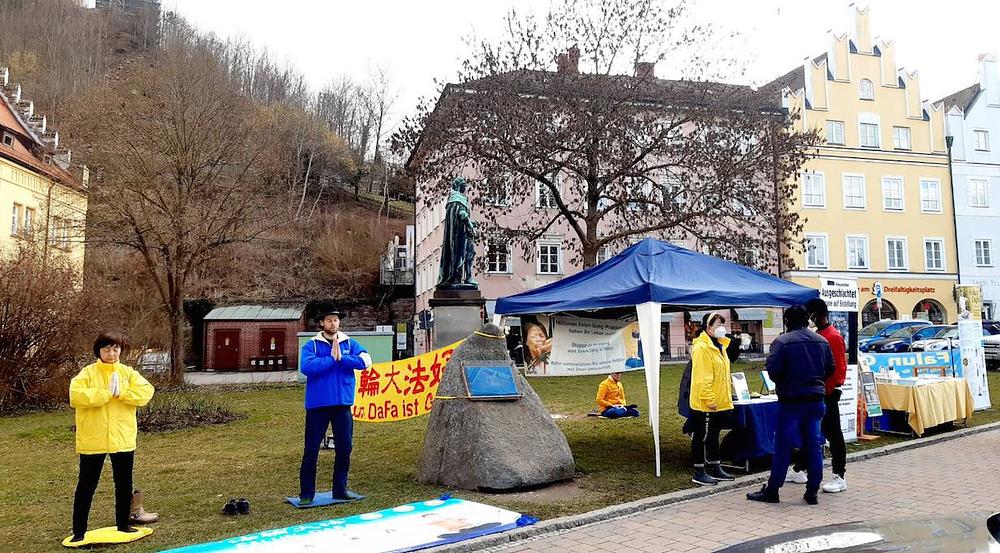 Praktikanti demonstriraju izvođenje Falun Dafa vježbi kao dio cjelodnevnih aktivnosti u Landshutu 28. februara 2021.