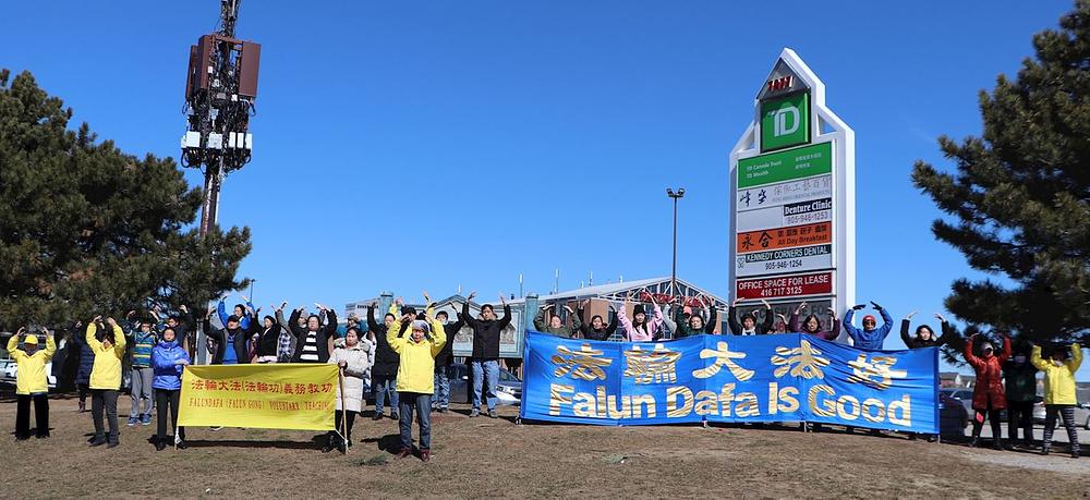 Praktikanti Falun Gonga demonstriraju izvođenje vježbi pred Pacific Mallom u Markhamu, Ontario