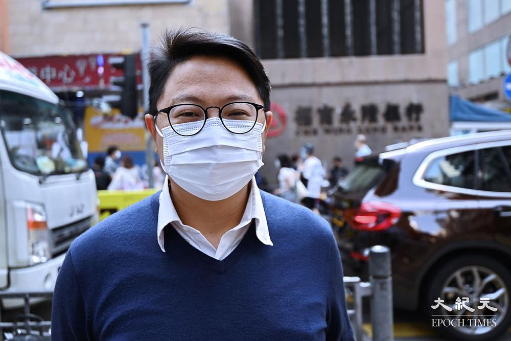 Chu Kong Wai, okružni vijećnik Mong Koka, je pozvao ljude da prijave ove plakate vladinim agencijama.