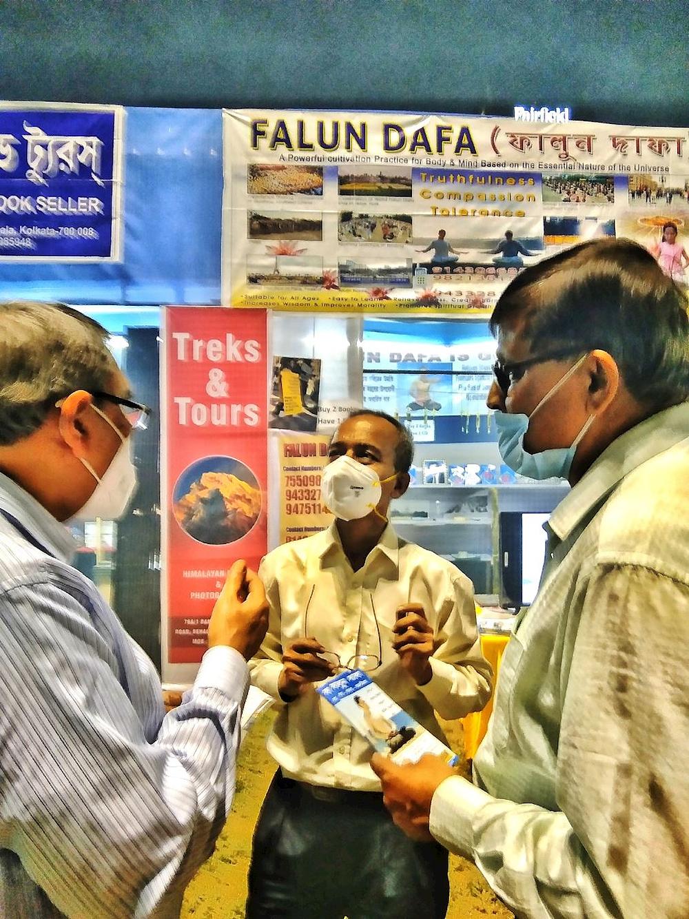 Praktikanti upoznaju posjetioce Sajma knjiga u Novom gradu sa Falun Dafa.