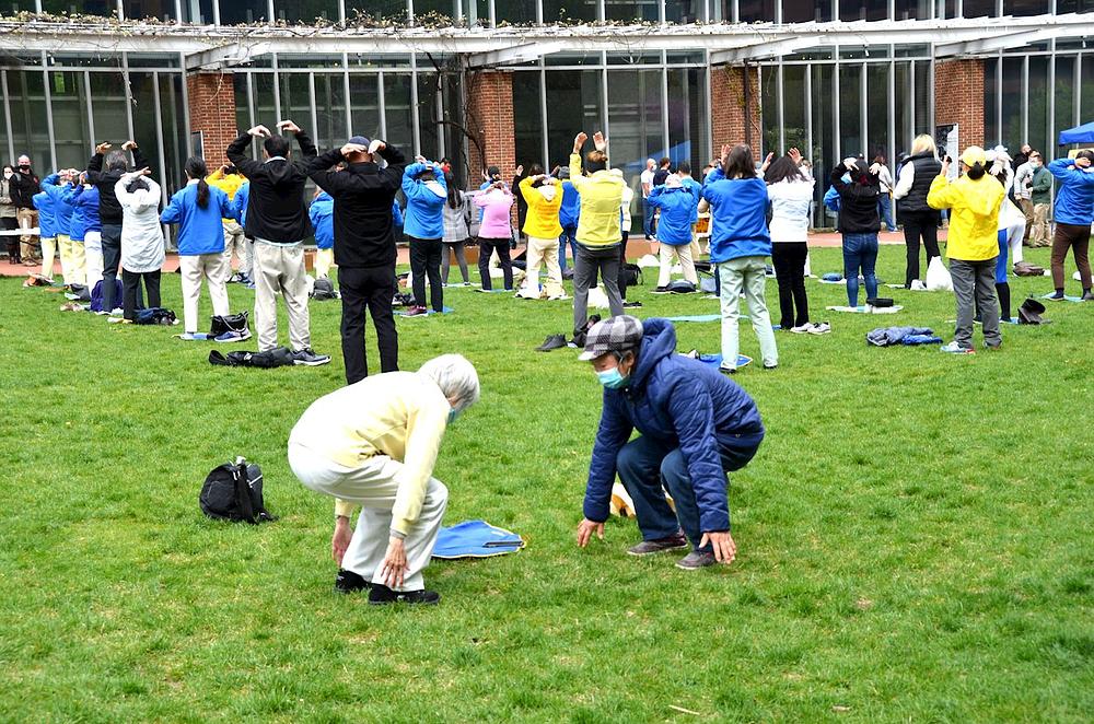 Prolaznik (sprijeda desno, u plavoj odjeći) uči vježbe.