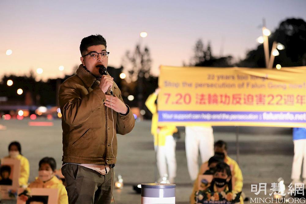 Drew Pavlou, student Sveučilišta Queensland, govorio je na bdijenju uz svijeće