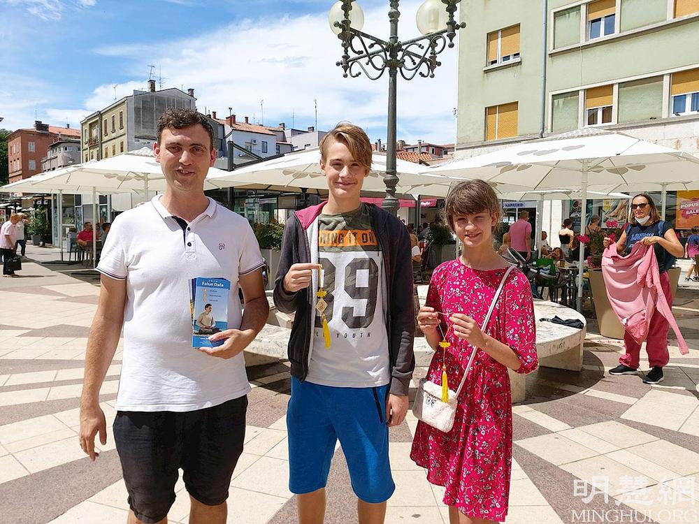 Brat i sestra su se rado uslikali s praktikantom 
 