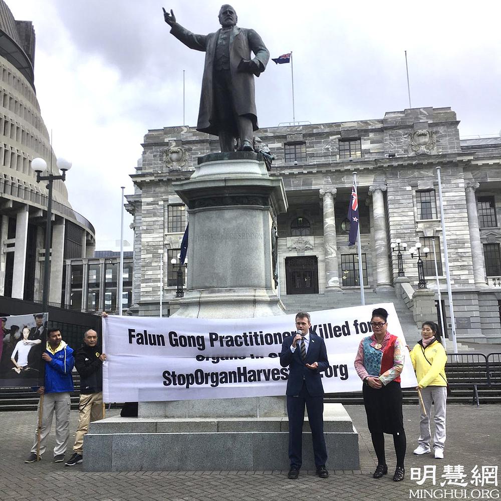 James McDowall član je parlamenta stranke ACT.