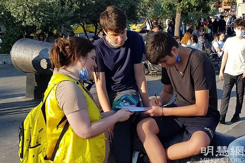 Ljudi potpisuju peticiju za odbacivanje KPK 