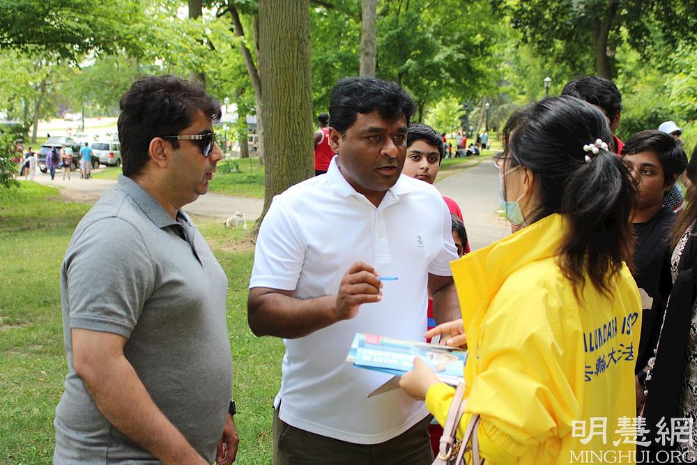 Turisti iz cijelog svijeta dobivaju informacije o Falun Dafa i progonu od strane KPK 