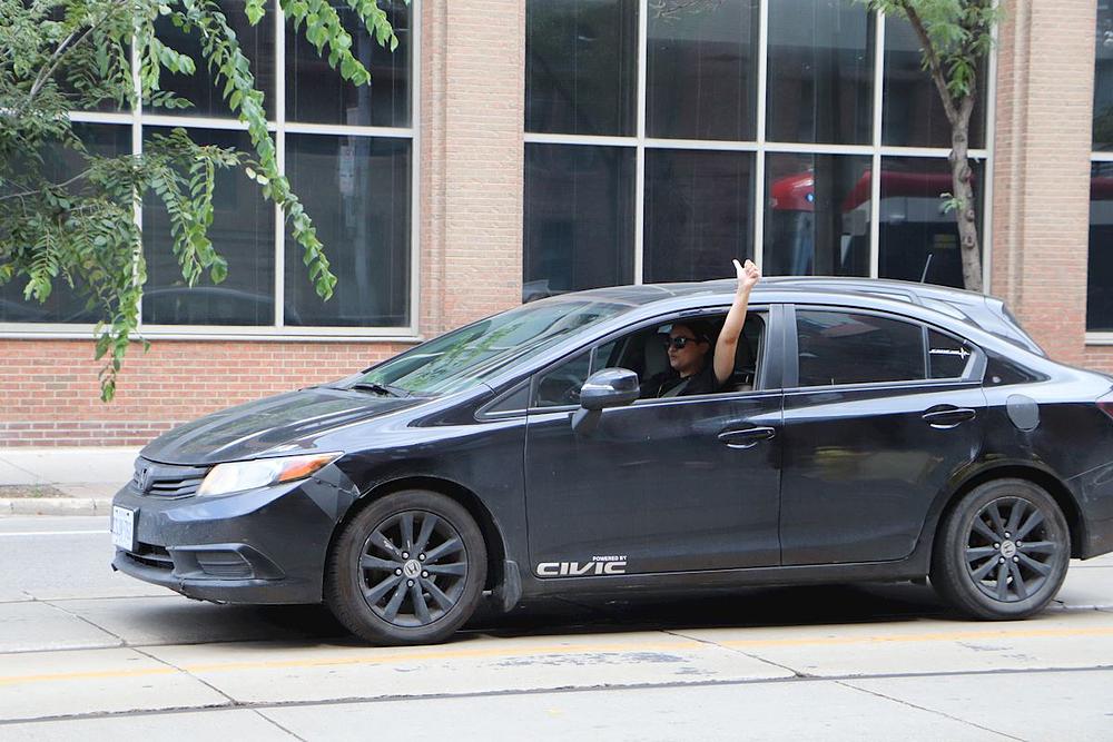 Vozač koji je vozio duž cijele rute kojom se kretala parada isturivši ruku s gore podignutim velikim palcem uzvikujući: „Falun Dafa je dobar!" 