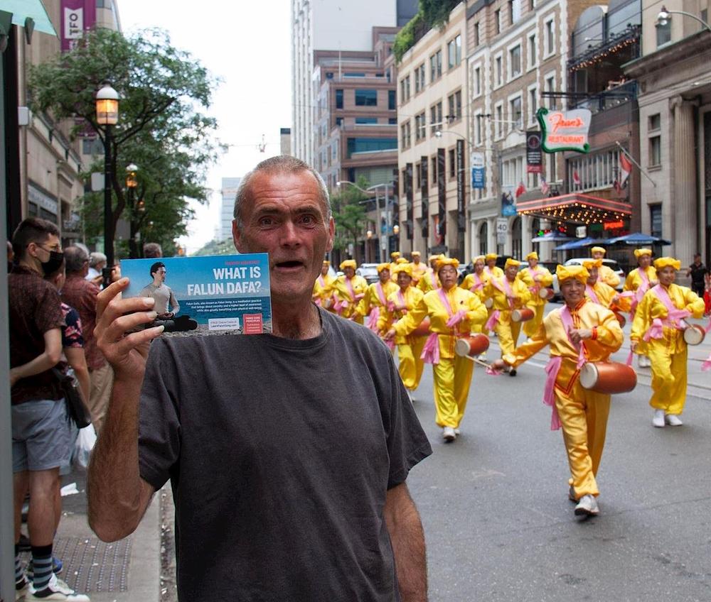 Glenn, stanovnik Toronta, uživao je gledajući paradu