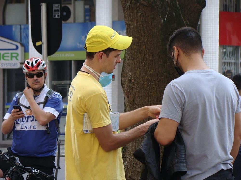 Prolaznici razgovaraju sa praktikantima i uče o Falun Dafa.